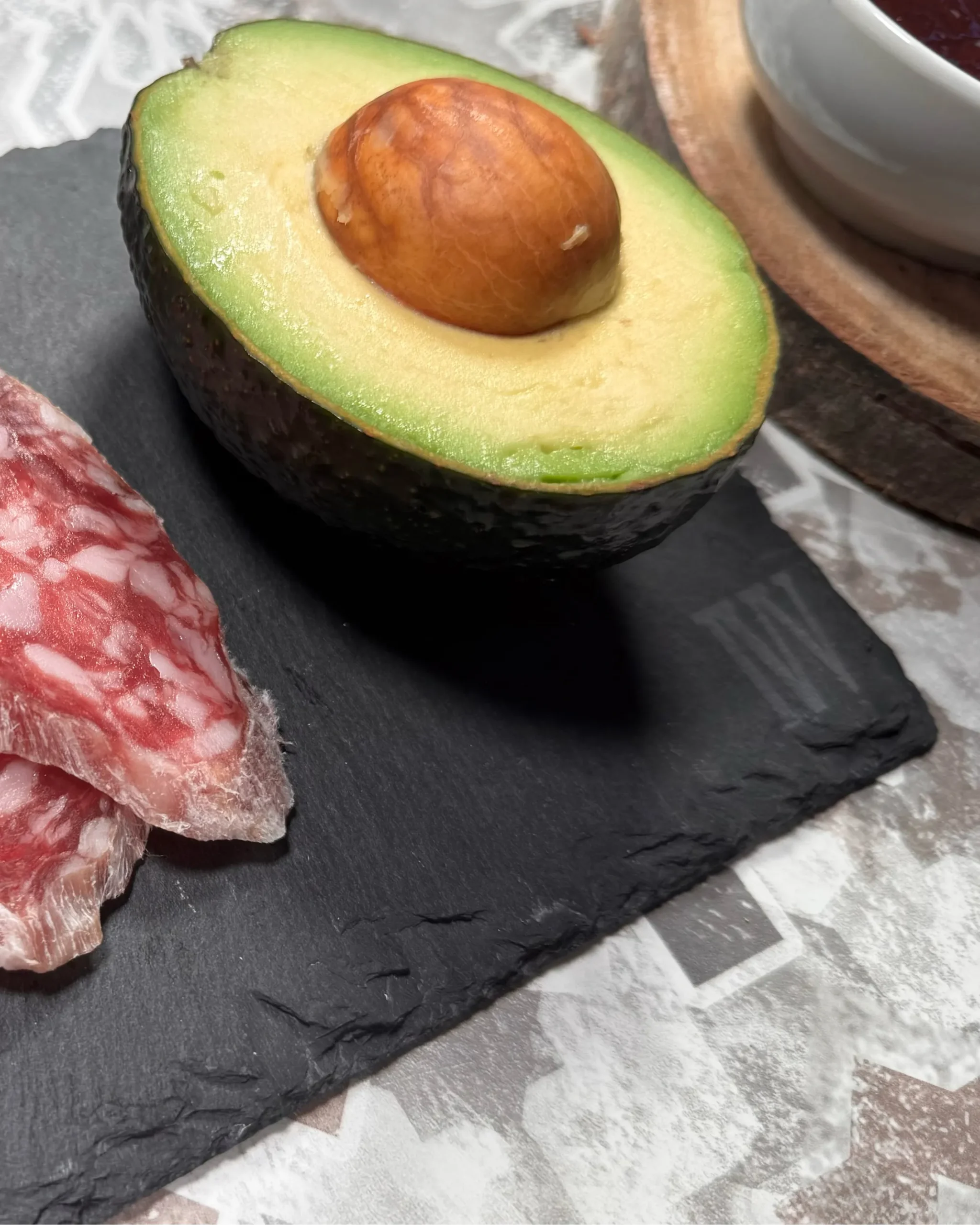 Prosciuttificio San Nicola, Prospettiva avocado, frutto della passione e Salame San Nicola IGP. Prosciuttificio San Nicola, Prospettiva avocado, frutto della passione e Salame San Nicola IGP.