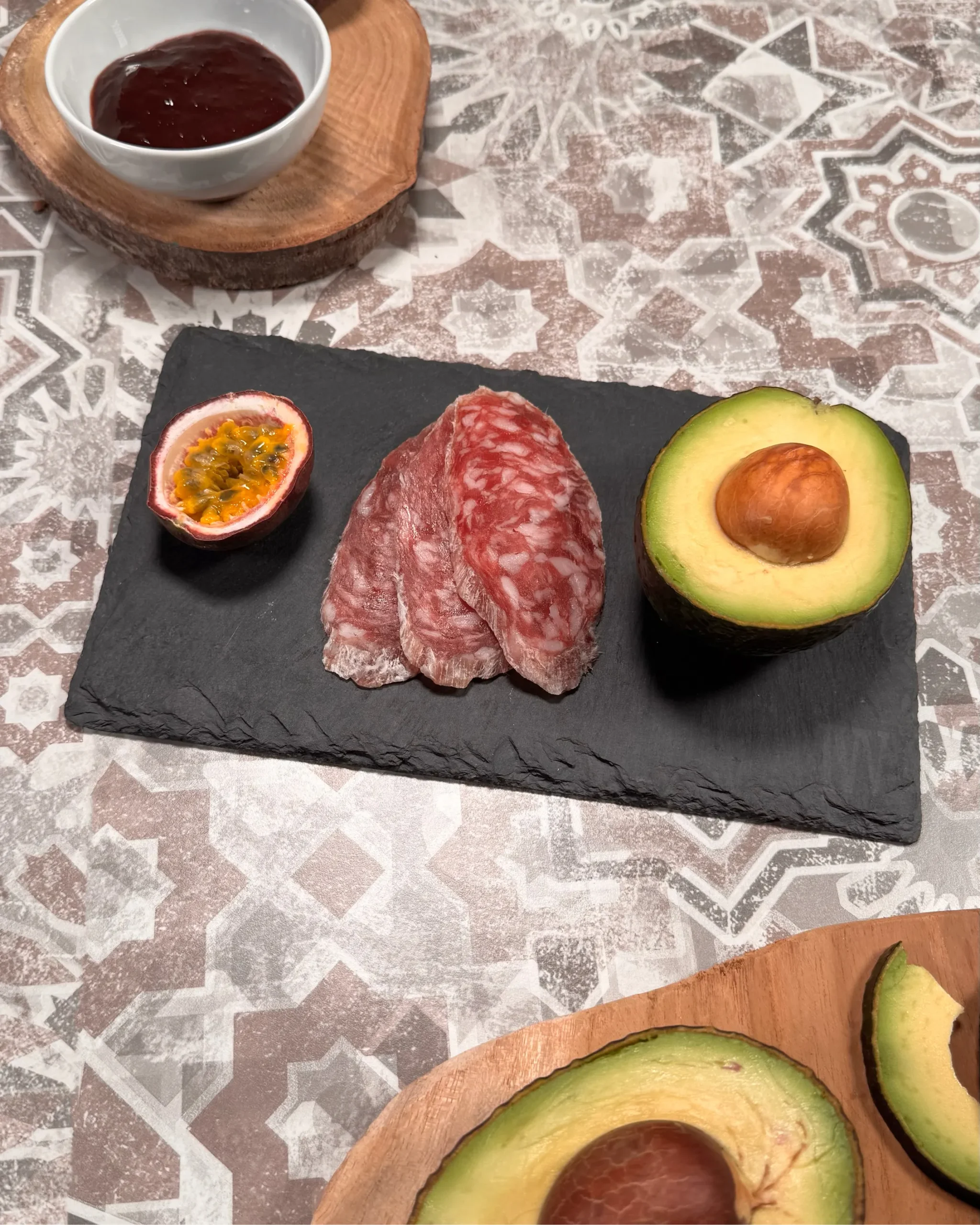 Prosciuttificio San Nicola, Prospettiva avocado, frutto della passione e Salame San Nicola IGP. Prosciuttificio San Nicola, Prospettiva avocado, frutto della passione e Salame San Nicola IGP.