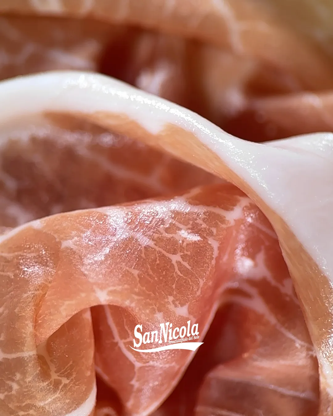 Prosciutto San Nicola che gira sul piatto.