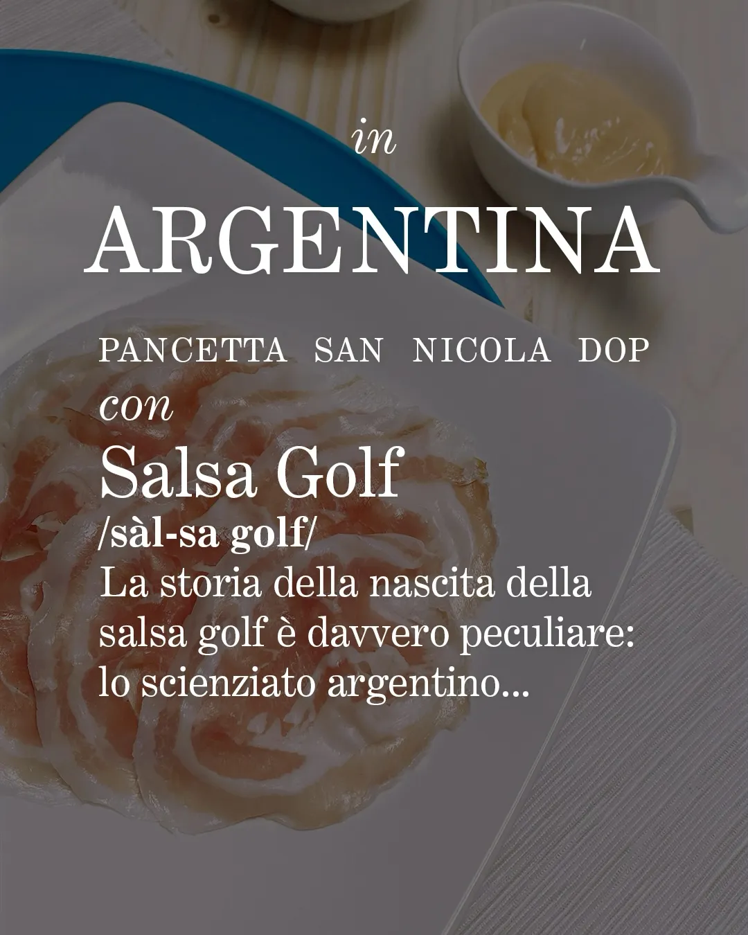 Pancetta San Nicola DOP su piatto bianco con salsa rosa dietro dentro a ciotolina bianca.