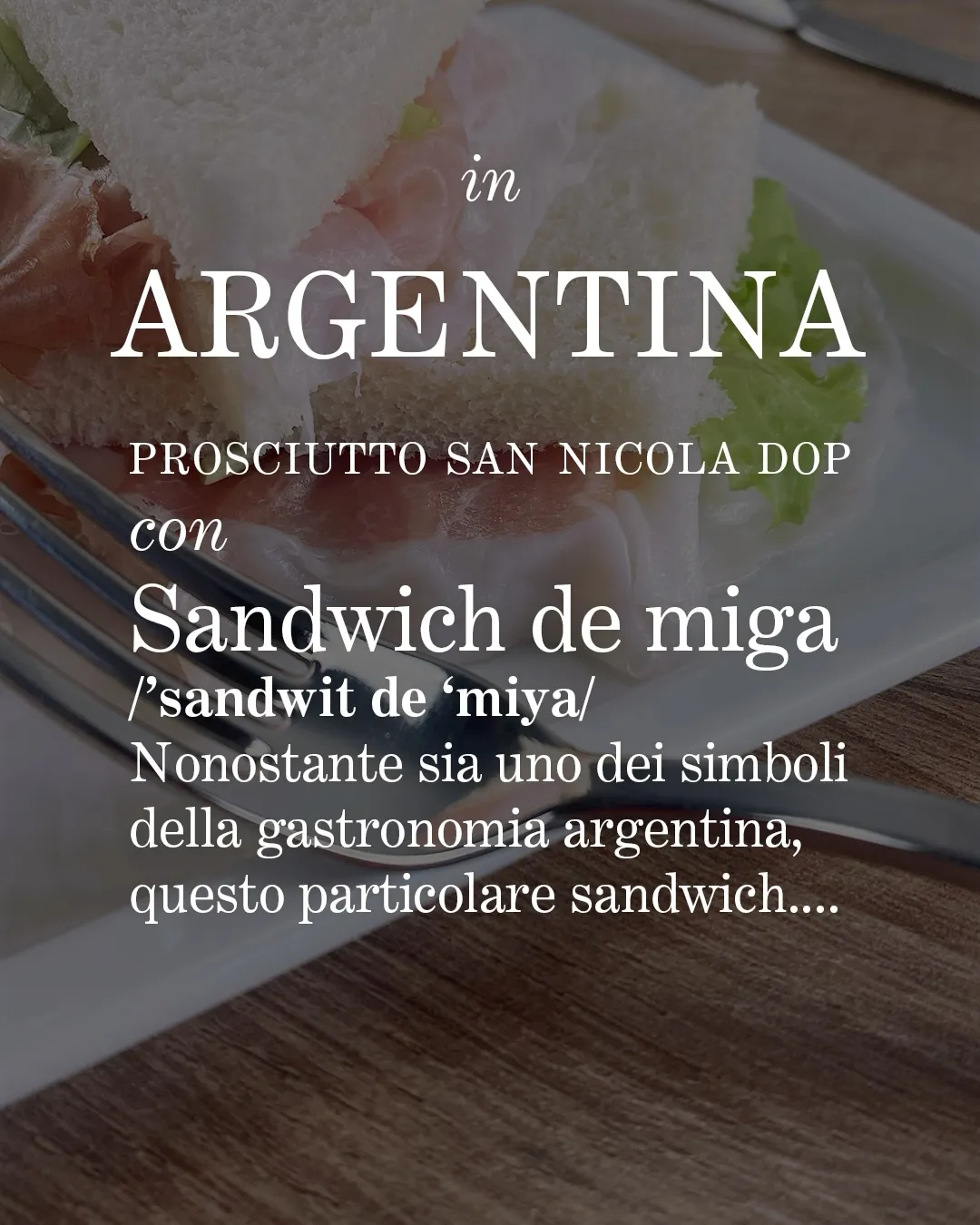 Sandwich de Miga con Prosciutto San Nicola DOP, insalata e forchetta in primo piano su vassoio bianco.
