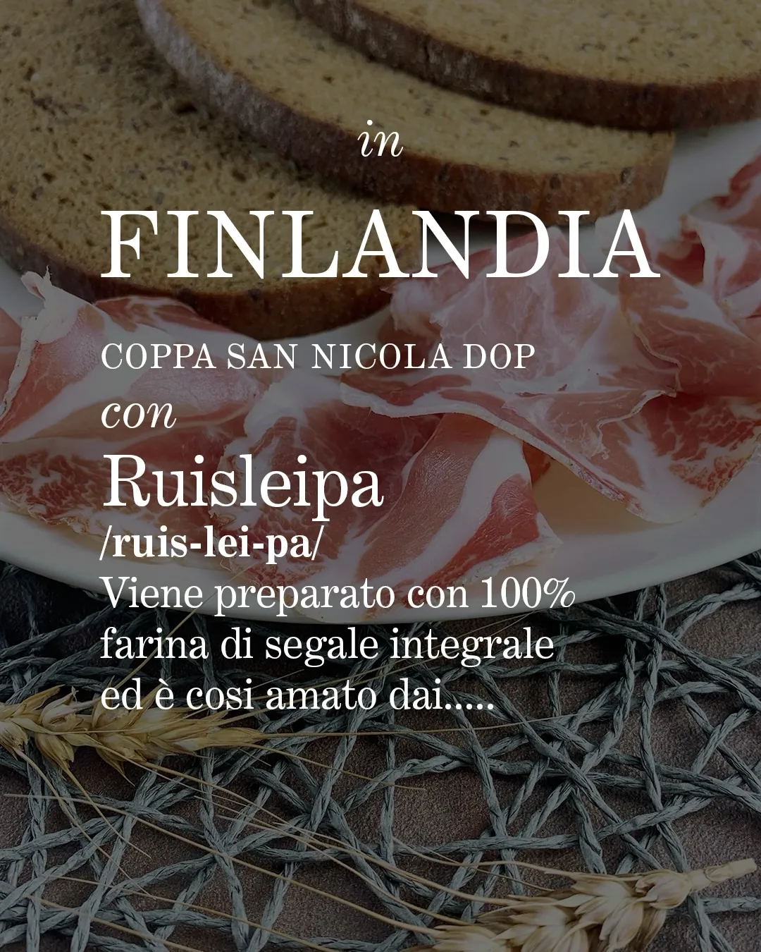 Coppa San Nicola DOP con pane finlandese Ruisleipa su piatto bianco con spighe di grano intorno come decorazioni.