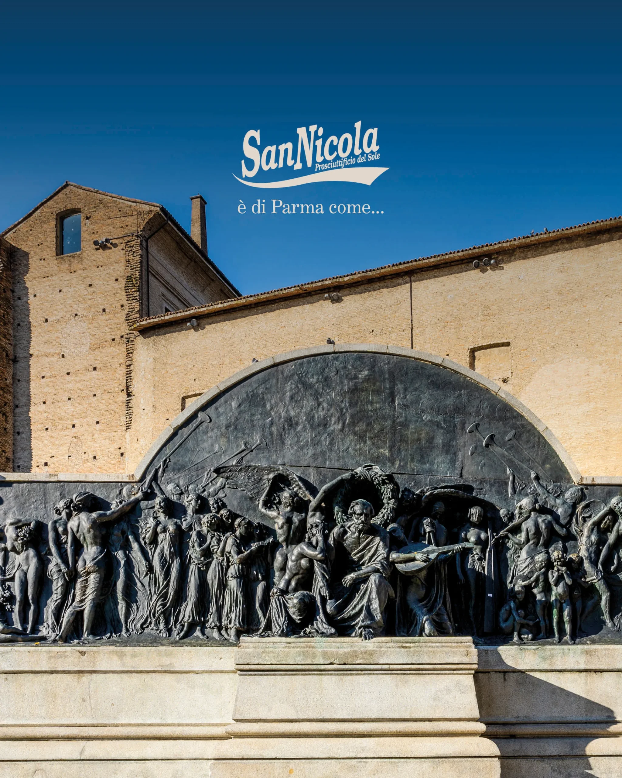 Monumento a Giuseppe Verdi in Piazzale della Pace visione frontale in una giornata di sole.