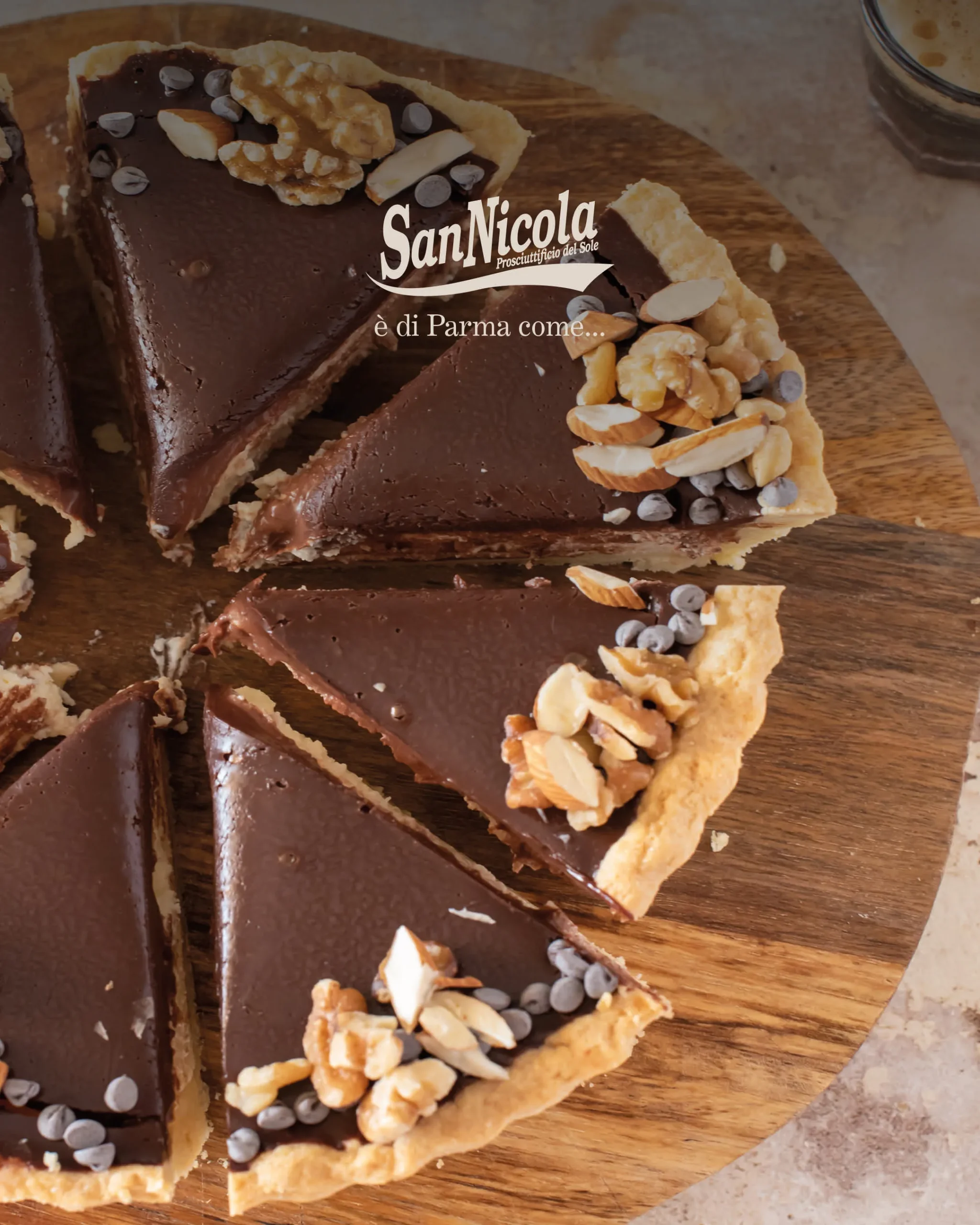 Fette di torta Susanna tagliate e messe su tagliere di legno.