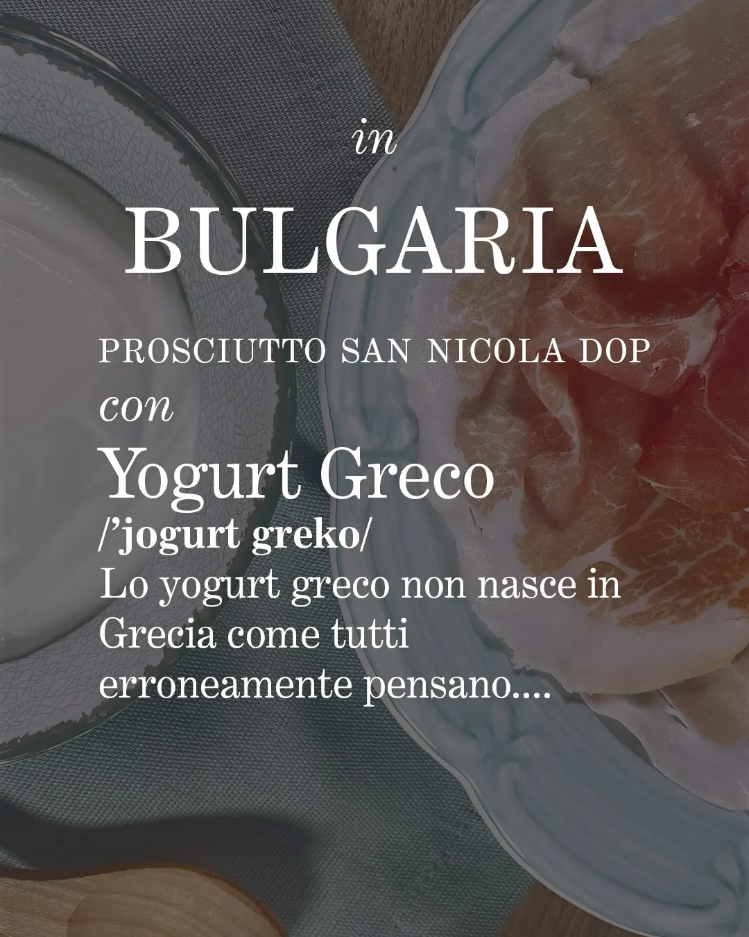 Sulla destra piatto azzurro di Prosciutto San Nicola DOP, sulla sinistra piatto più piccolo di yogurt greco. Sulla sinistra in basso si intravede un cucchiaio di legno.
