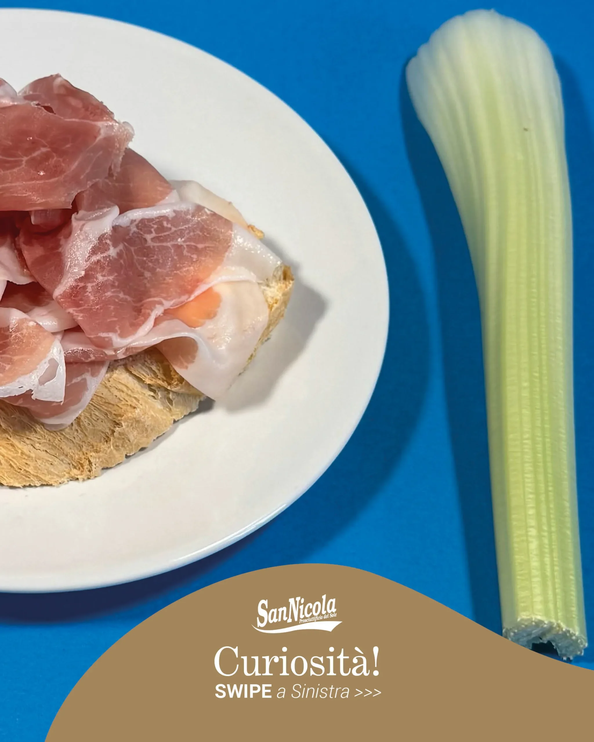 Prosciutto di Parma e sedano su tavola blu.