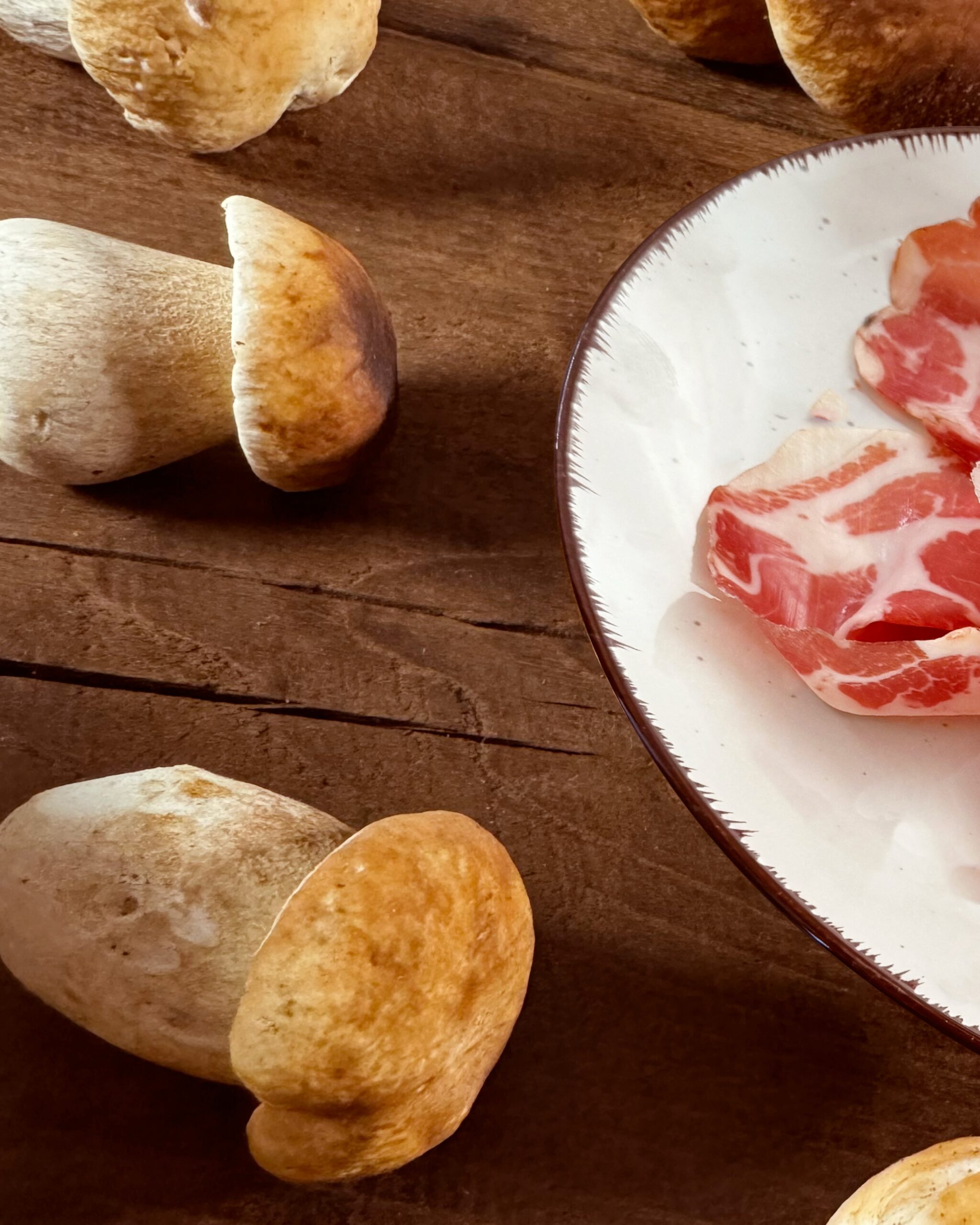 Prosciuttificio San Nicola DOP, Prospettiva Coppa e Porcini 2 Metà piatto di Coppa con porcini.
