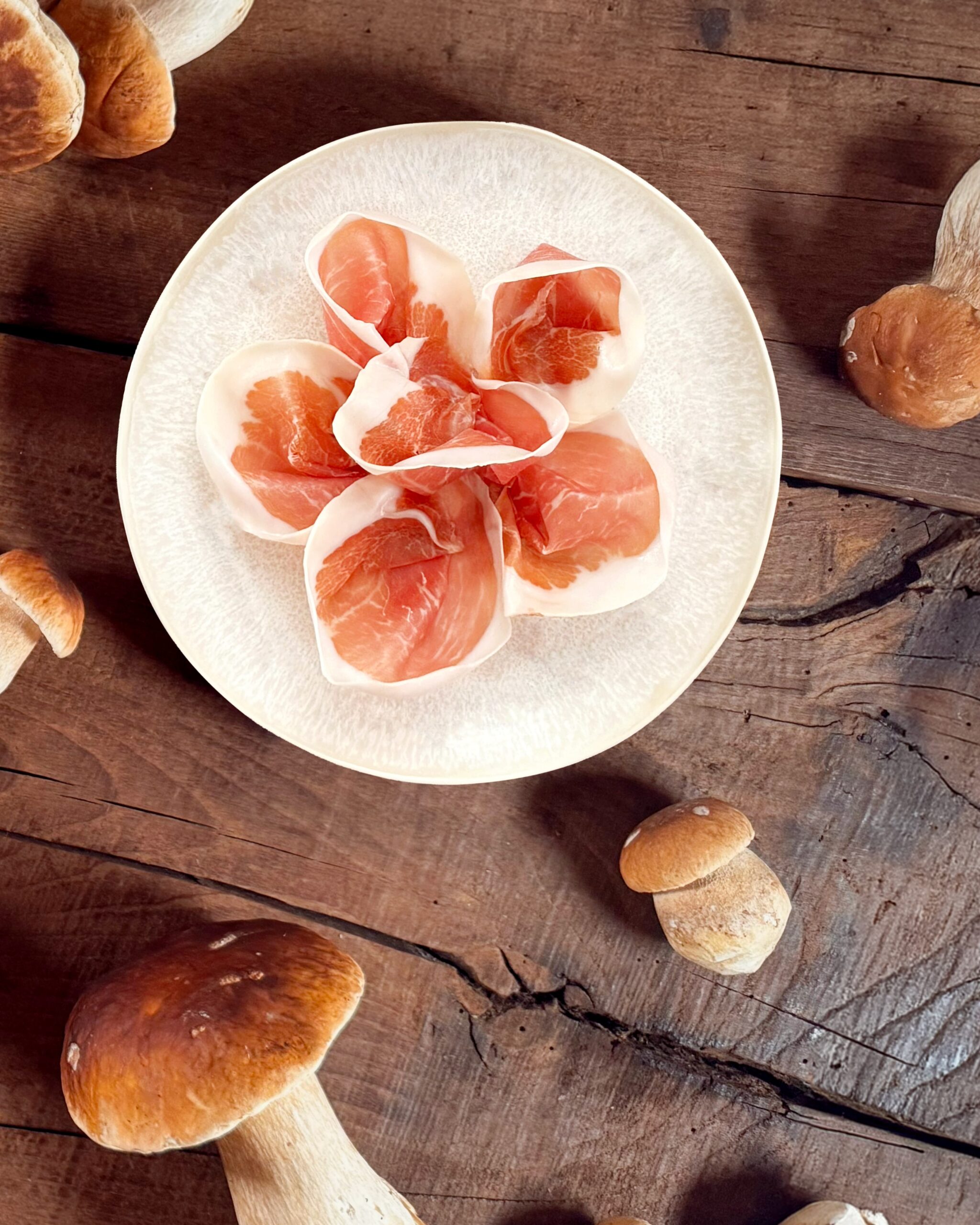 Piatto di Prosciutto San Nicola DOP e porcini.